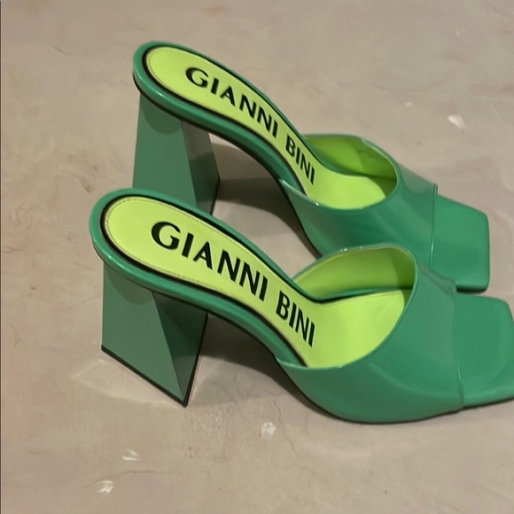 Gianni Bini Green Heeled Mules with Square-Toe Design - Picture 2 of 5